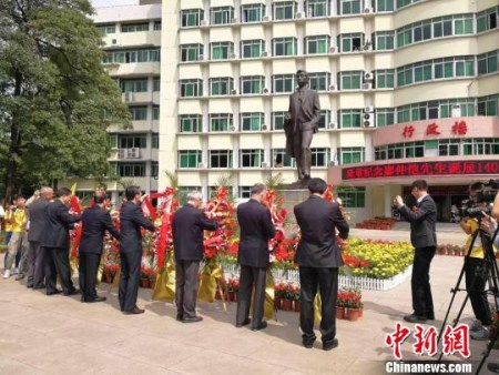 廣東省、港澳臺僑等各界人士向廖仲愷銅像敬獻(xiàn)花籃，并致三鞠躬。　許青青 攝