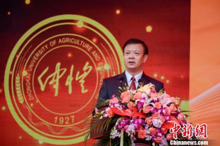 仲愷農(nóng)業(yè)工程學(xué)院迎來90周年校慶，圖為該校校長駱少明致辭。　廖科科 攝