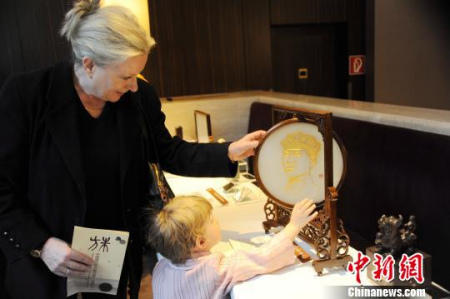 德國觀眾興致勃勃參觀展出作品?！∨泶髠?攝