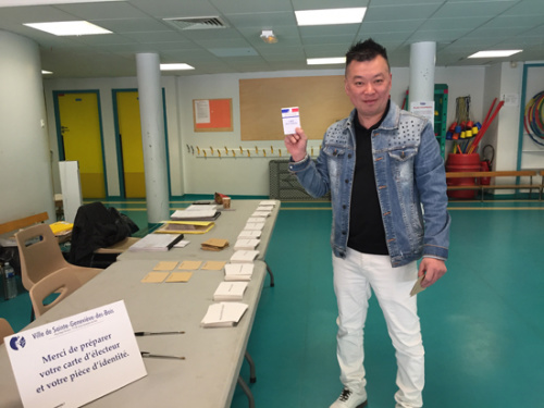 在投票站，胡國(guó)榮還帶來(lái)了自己太太的委托選票。((法國(guó)《歐洲時(shí)報(bào)》/孔帆 攝)