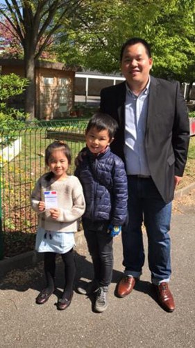 華二代胡金甌(Didier)，帶著他孩子去投票。他是最早發(fā)動(dòng)華二代參政議政的法國(guó)土生土長(zhǎng)工商碩士學(xué)歷的商人。他有法國(guó)土生華二代的網(wǎng)絡(luò)約三四千粉絲。(法國(guó)《歐洲時(shí)報(bào)》/黃冠杰 攝)