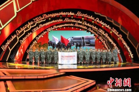 三〇二醫(yī)院援塞醫(yī)療隊(duì)員唱響《雪白的愛》?！±瞵?攝