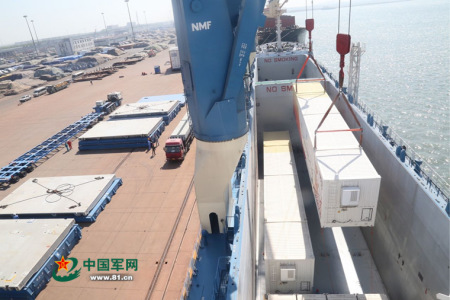 火箭分段集裝箱陸續(xù)登船。蔣雷 攝