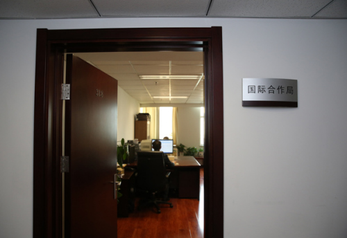 中央紀(jì)委國際合作局作為中央追逃辦辦事機(jī)構(gòu)，承擔(dān)具體工作。（中央紀(jì)委監(jiān)察部網(wǎng)站 肖磊濤 攝）