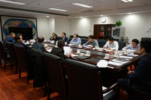 中央追逃辦組織各成員單位召開案件協(xié)調(diào)會(huì)，協(xié)調(diào)解決追逃追贓過程中遇到的困難和問題。