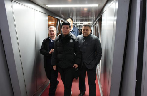 2016年11月12日，潛逃海外15年之久的閆永明回國(guó)投案自首。(中央紀(jì)委監(jiān)察部網(wǎng)站 張祎鑫 攝)