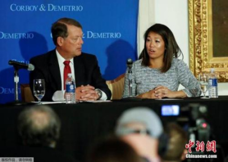 遭暴力驅(qū)逐的美國(guó)聯(lián)合航空公司亞裔乘客陶大衛(wèi)的女兒和代表律師，4月13日在芝加哥工會(huì)聯(lián)盟俱樂(lè)部召開(kāi)新聞發(fā)布會(huì)，公布了陶大衛(wèi)的傷情，并表示在調(diào)查工作完成后將提起訴訟。