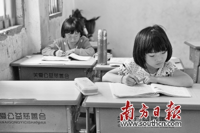 山區(qū)教育資源匱乏，紅場希望小學(xué)僅有的13名老師中，有3名是支教老師。