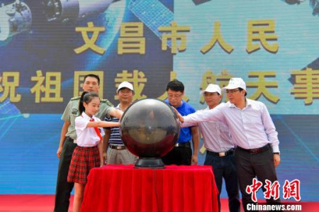 圖為文昌青少年航天繪畫比賽啟動儀式。駱云飛 攝