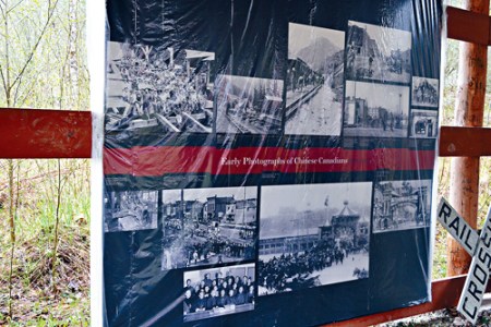 賀普在旅行車營地旁建一亭子，展示本地華人史資料.