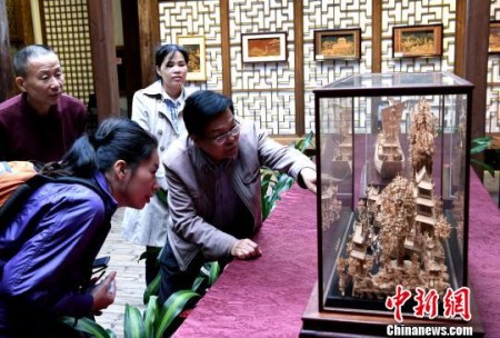4月25日，“無聲詩 立體畫——福州軟木畫作品展”在福州的福建省海峽民間藝術(shù)館展開幕。　記者劉可耕 攝