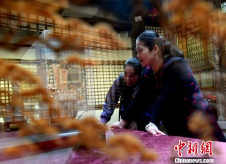 本次展覽共展出吳芝生、吳奕紅、陳秋萍等9位福州軟木畫名家作品59件，吸引觀眾眼球。　記者劉可耕 攝