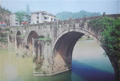 上，最引人注目的是兩側(cè)的石欄桿上，被飾刻成不同的瑞獸祥物的柱頭。 瀟瀟 攝