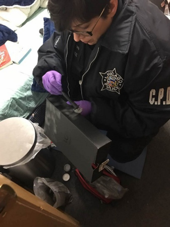 華裔成先生在芝加哥華埠的合租房半月間三度遭竊，警方搜查捕證。(成先生提供) 