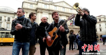 在意大利米蘭，“塞特哥拉尼兄弟”搖滾樂隊(duì)以輕搖滾方式用中文演唱“茉莉花”?！⊥跷南?攝
