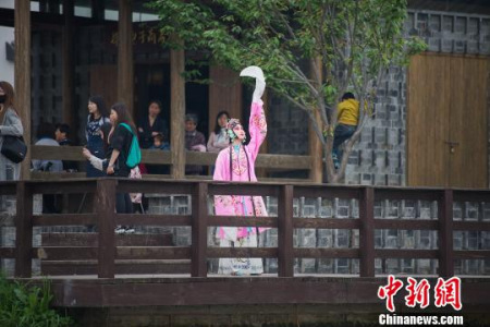 在中國(guó)南京，昆曲花旦以戲曲的方式演繹“茉莉花”。　王文溪 攝