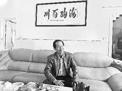 蘇煥成向記者講述攝影趣事。