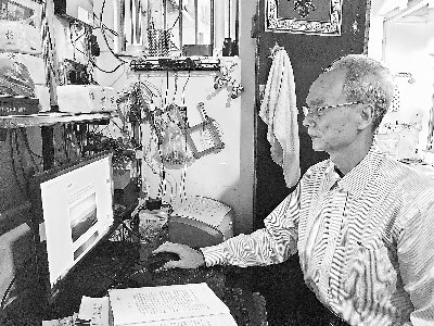 蔡紀(jì)昭在網(wǎng)上查看自己的文章。