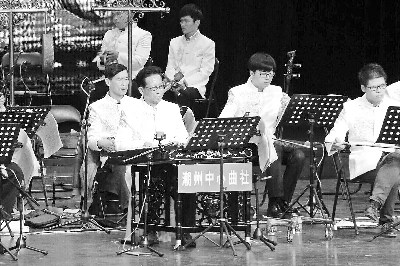 孫振強(qiáng)（前左一）正在演奏。