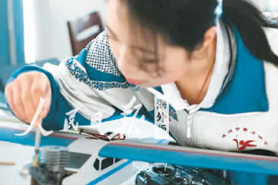 劉樂宇的愛好是研究各種航空模型。她即將出國，希望可以在國外把研究模型當(dāng)作自己科研的一部分，從而得到大家的認(rèn)可。圖為劉樂宇在組裝航空模型。