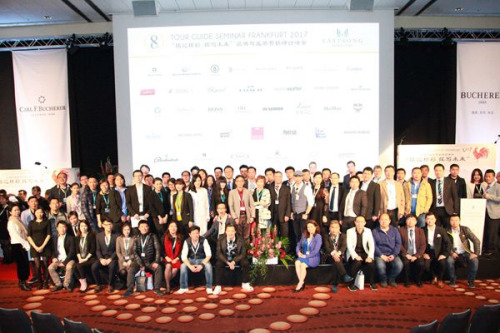圖為參加第八屆歐洲華人導游大會部分代表聚會一堂，合影留念。(攝影張亮)