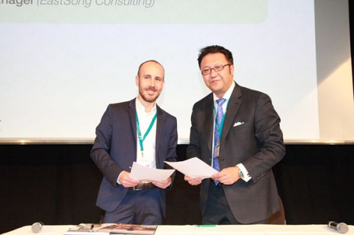 圖為歐洲華人導游大會主席王剛與全球第一大退稅集團公司Globel Blue簽訂了合作備忘錄。(攝影張亮)