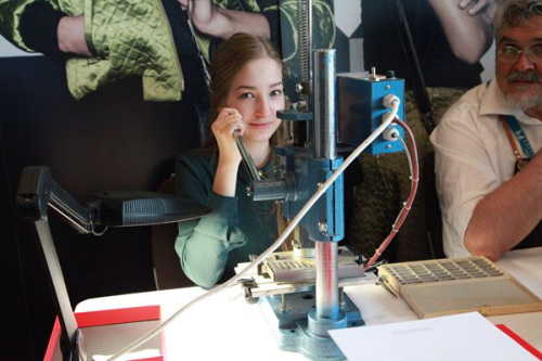 圖為手鏈工藝人為大家表演精致手鏈刻字工藝。