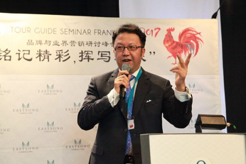 圖為第八屆歐洲華人導游大會組織委員會主席王剛在致開幕辭。(攝影張亮)