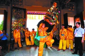 揭西大溪李氏宗祠內(nèi)舞麒麟。