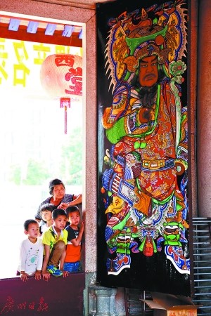 小朋友觀看揭西大溪李氏宗祠內(nèi)舞麒麟。