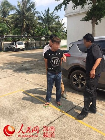 圖為嫌疑人被警方控制。