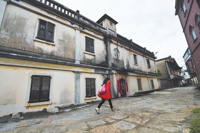 東大村東源的老洋房數(shù)量之多、規(guī)模之大、造型之美令人驚嘆，這些南洋老建筑建于上世紀(jì)三四十年代，迄今已有七八十年的歷史，東源自然村是有名的僑鄉(xiāng)，素來(lái)有“小南洋”之稱。