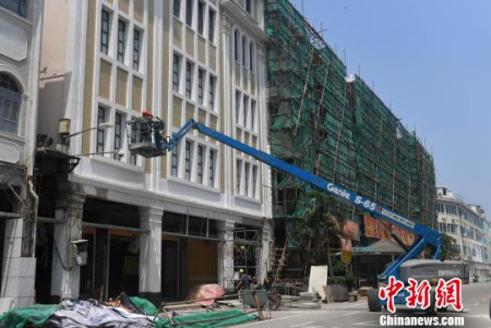 工人正作業(yè)。　呂明 攝