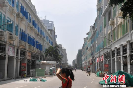 兩旁的騎樓被重新粉刷?！蚊?攝