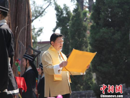 2017紀念孟母孟子大典于27日在孟子故里山東鄒城舉辦。圖為孟子第73代孫、中國齊魯文化促進會常務(wù)副會長孟曉蘇宣讀祭文?！≮w曉 攝