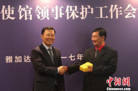 圖為謝鋒為2016年度優(yōu)秀領(lǐng)保聯(lián)絡(luò)員頒獎。林永傳　攝