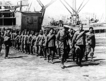 圖：1917年，華工在法國下船(W J Hawkings收藏)