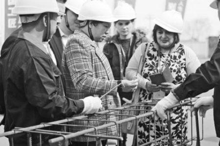 一家新西蘭公司到濟(jì)南招聘建筑工人，圖為招聘考核現(xiàn)場。