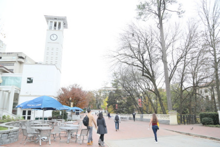 愛默蕾大學(xué)是亞城都會區(qū)H1B簽證計劃中最大的用戶之一。