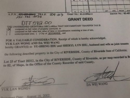 房產(chǎn)交易簽名中除了“Yuk Lan Wong”(王玉蘭)，還有個(gè)“Da Wei Wang”(王大偉)。(美國(guó)《僑報(bào)》摘自房地產(chǎn)交易合同)