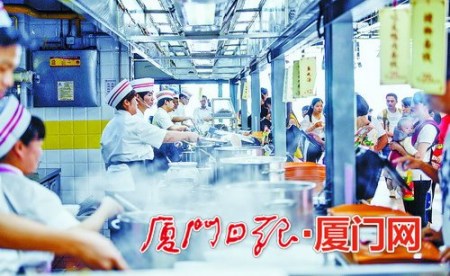在廈門老字號(hào)美食城中，一整排的服務(wù)窗口分門別類烹飪傳統(tǒng)小吃，甚是壯觀。