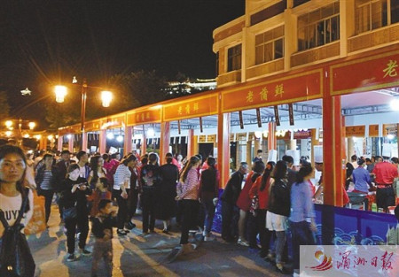 五一假期來媽祖圣地旅游的游客夜間前來光顧。