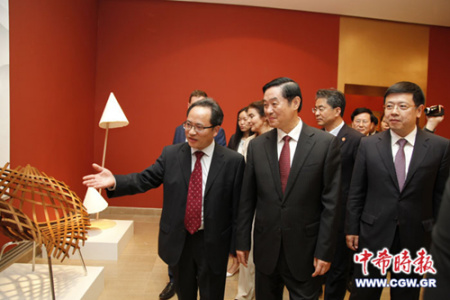 “杭州傳統(tǒng)工藝創(chuàng)新展”亮相希臘。(希臘《中希時(shí)報(bào)》/王洪普 攝)