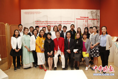 “杭州傳統(tǒng)工藝創(chuàng)新展”亮相希臘。(希臘《中希時(shí)報(bào)》/王洪普 攝)