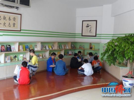 學(xué)生們在認(rèn)真閱讀。杜曉珊 攝