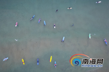 海面上練習(xí)沖浪的學(xué)員。