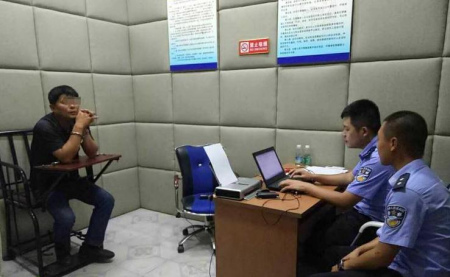 辦案民警對(duì)犯罪嫌疑人進(jìn)行訊問(wèn)。