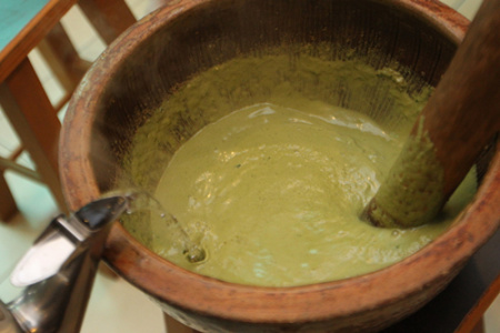 所有材料旋磨成泥后，慢慢加入熱水，并緩緩攪拌