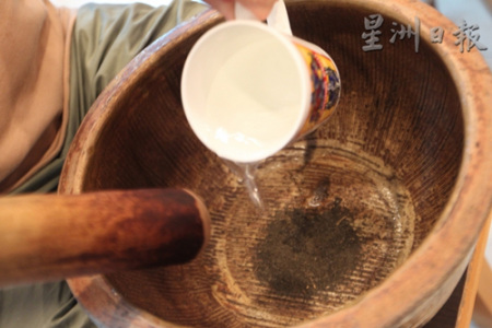 用來制作擂茶的擂缽擂棍。(馬來西亞《星洲日報》/黃志漢 攝)