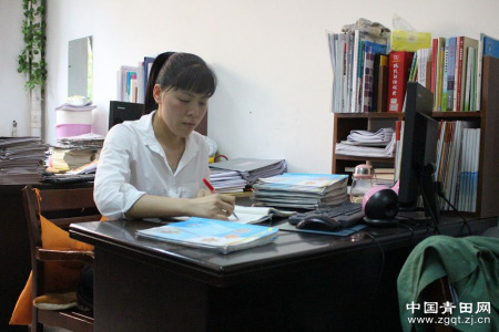 下午5點(diǎn)放學(xué)后，看時(shí)間還早，尹旭東老師又開始批改作業(yè)